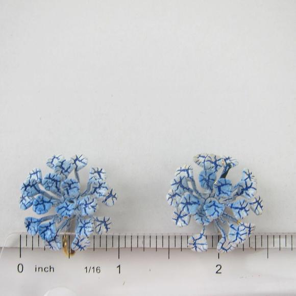 Vintage Clip on Earrings Blue & White Coral Flower Gold tone back Estate Jewelry - Picture 12 of 12